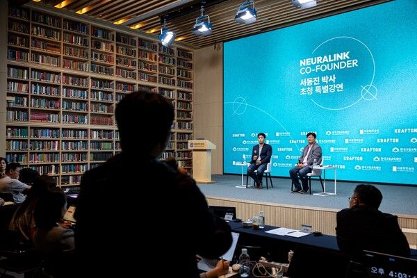 15일 뉴럴링크(Neuralink) 공동 창업자인 서동진 박사가 뇌-컴퓨터 인터페이스(BCI)의 최전선 기술과 미래 비전을 제시했다.&nbsp;