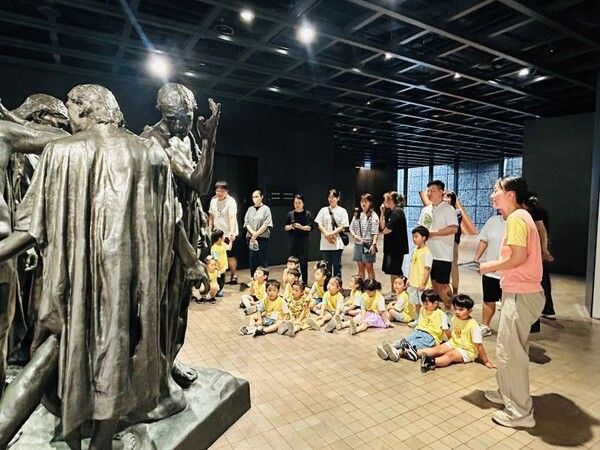 서울 용산구 청파어린이집 유아와 부모가 함께 오귀스트 로댕 '칼레의 시민' 작품을 감상하고 있다.&nbsp;