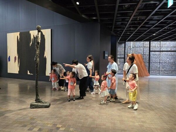 중구 필동어린이집 유아와 부모가 함께 알베르토&nbsp;자코메티의 '거대한 여인Ⅲ' 작품을 감상하고 있다.