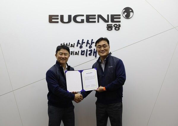 동양 노사가 지난 16일 서울 여의도 본사에서 임금협약 위임식을 마치고 기념촬영을 하고 있다. 왼쪽부터 박주형 동양 대표이사, 김의돈 노조위원장 / 사진제공=유진그룹