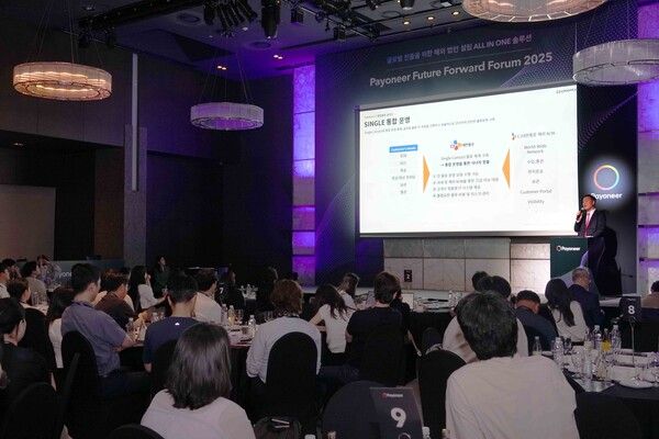 민광성&nbsp;CJ대한통운&nbsp;CBE(Cross Border Ecommerce)&nbsp;영업팀장이 D2C 기반으로&nbsp;해외 이커머스 시장&nbsp;진출을&nbsp;희망하는 셀러들에게&nbsp;글로벌 물류 운영 전략을 소개하고 있다.