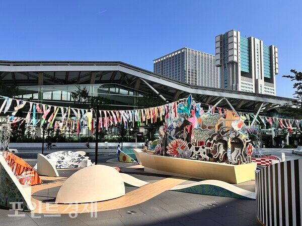 다채로운 색감의 장식물이 설치된 광장 공간ⓒ포인트경제 박진우