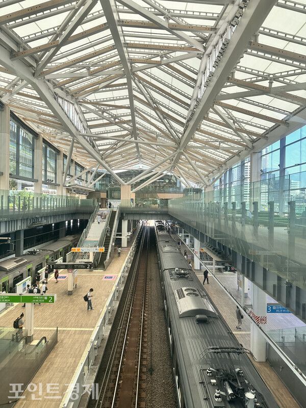 세련된 지붕 구조 아래 기차가 오가는 다카나와게이트웨이역 플랫폼ⓒ포인트경제 박진우나무 질감을 살린 현대적인 인테리어와 에스컬레이터 홀ⓒ포인트경제 박진우블루보틀 커피 매장 전경, 깔끔한 디자인이 눈길을 끈다ⓒ포인트경제 박진우차분한 분위기의 라운지 공간ⓒ포인트경제 박진우녹차와 생활용품을 선보이는 일본 전통 스타일 매장ⓒ포인트경제 박진우활기가 넘치는 푸드코트 내부 풍경ⓒ포인트경제 박진우빵과 음료를 고르는 시민들로 붐비는 더 시티 베이커리 매장ⓒ포인트경제 박진우