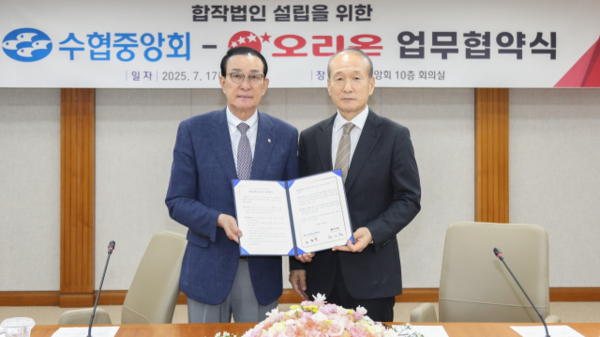 노동진 수협중앙회장(사진 왼쪽)과 허인철 오리온 그룹 부회장(사진 오른쪽)이 7월 17일 수협중앙회 본사에서 김 산업 고도화 등을 목적으로 한 합작법인 설립을 위한&nbsp;계약을 체결하고 있다. /수협중앙회