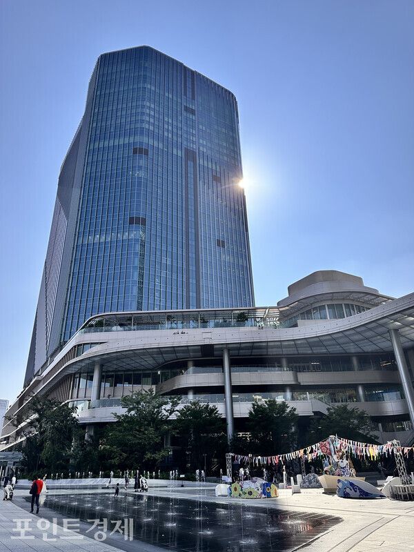 고층 빌딩과 함께 모습을 드러낸 뉴우먼 다카나와 전경ⓒ포인트경제 박진우