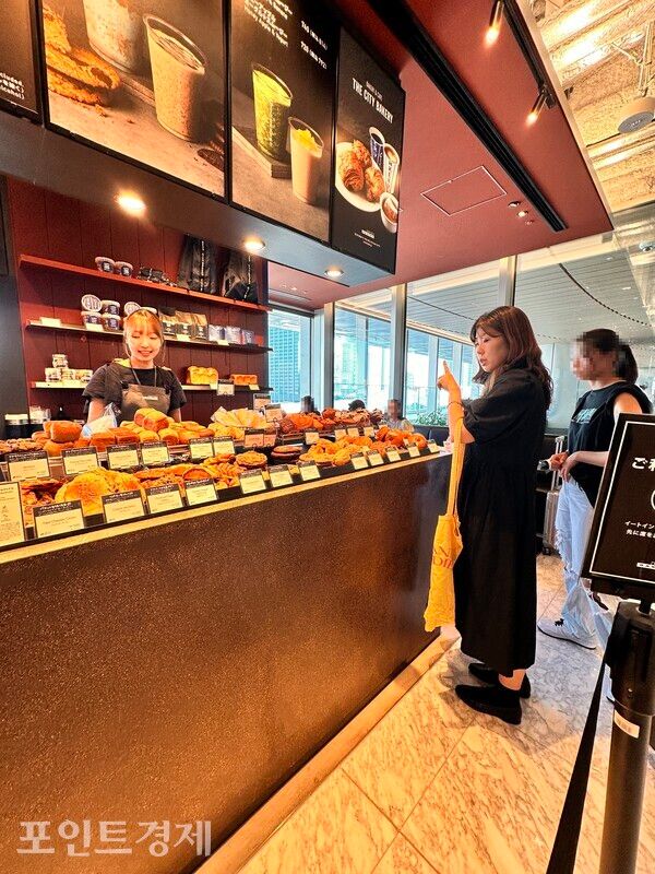 빵과 음료를 고르는 시민들로 붐비는 베이커리 매장ⓒ포인트경제 박진우