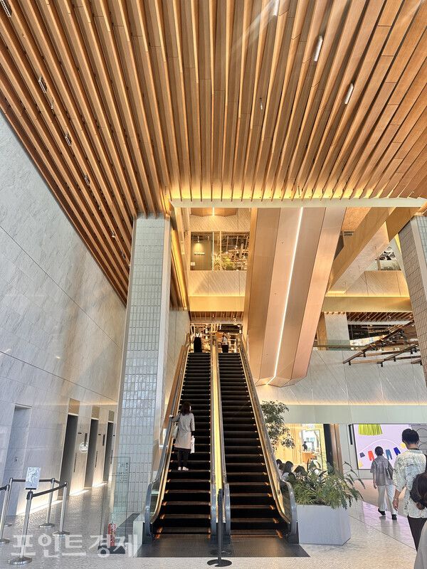 나무 질감을 살린 현대적인 인테리어와 에스컬레이터 홀ⓒ포인트경제 박진우