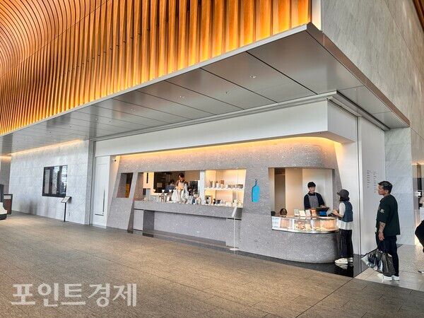 커피 매장 전경, 깔끔한 디자인이 눈길을 끈다ⓒ포인트경제 박진우