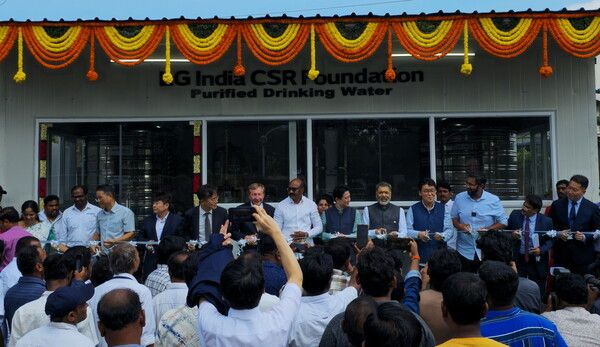 LG폴리머스 재단 관계자들이 마을 주민들과 함께 신규 식수시설 준공 행사를 진행하고 있다.