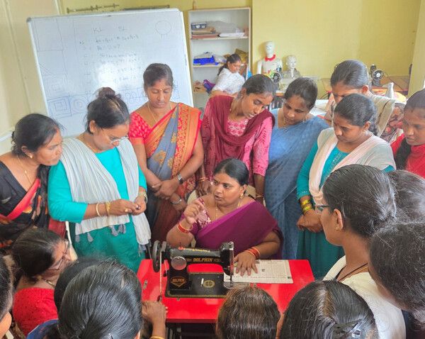 LG폴리머스 재단의 재봉 직업교육 훈련에 참가한 마을 주민들 모습 /LG화학 제공