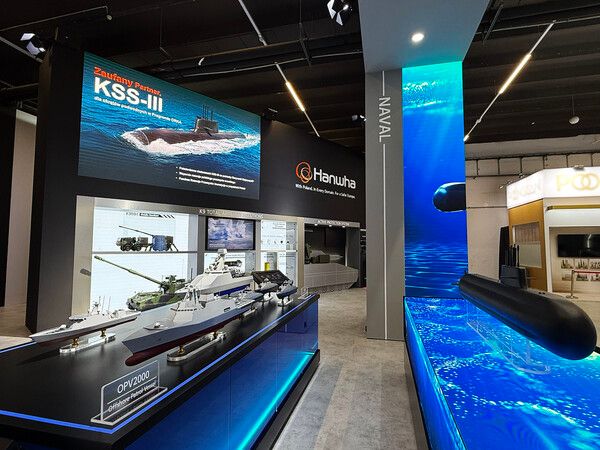 폴란드 키엘체에서 열리는 국제 방위산업 전시회(MSPO 2025)에 참가한 한화 부스에 장보고-III 배치-II 등 주요 제품이 전시되어 있다. /한화 제공