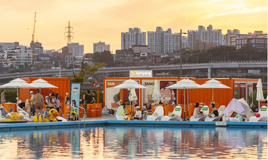 삼양식품 팝업존이 설치된 뚝섬한강공원 야외수영장 전경