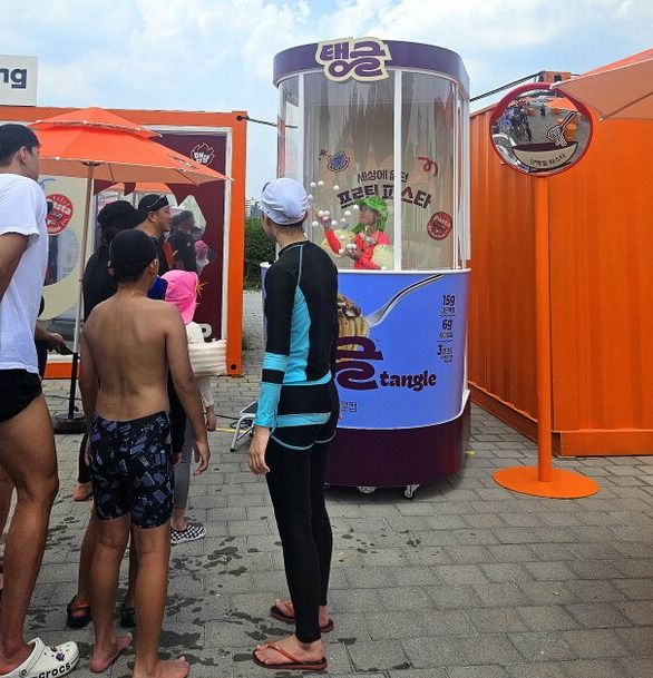 수영 휴식 시간, 어린이가 에어볼 잡기 게임에 한창이다