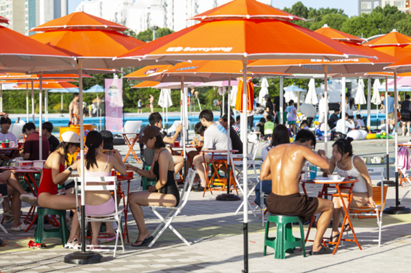 한강수영장에서 한강라면을 즐기는 시민들