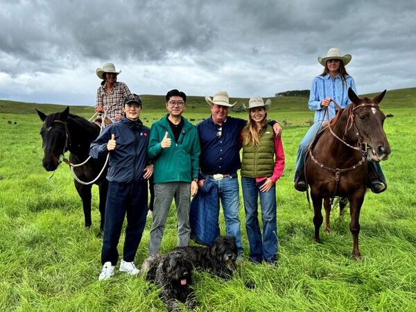 알버타 주의 치눅(Chinook) 목장을 방문한 신종철 총괄 셰프와 배우 김강우 /캐나다관광청