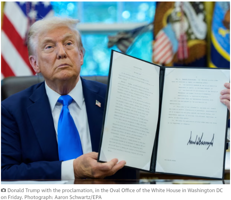 도널드 트럼프 대통령이 지난 19일(현지시간) 워싱턴 D.C. 백악관 오벌 오피스에서 선언문을 들고 있다. /영국 가디언지 갈무리