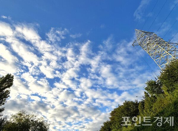 21일 오전 8시께 안양천의 가을 하늘. '송전탑과 하늘' /사진=이영후