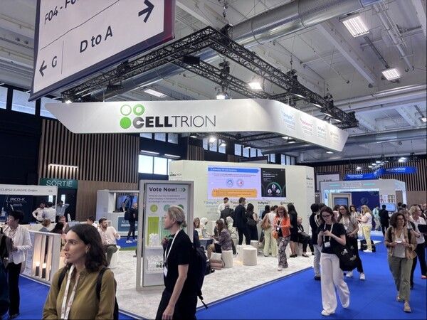 지난 17일부터 20일(현지시간)까지 프랑스 파리에서 열린 ‘2025 유럽피부과학회(EADV)’에서 참가자들이 셀트리온 부스를 둘러보고 있다.
