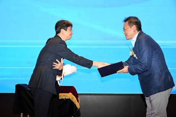 매일헬스뉴트리션 박석준 대표(우측)가 지난 18일 열린 평창군 노쇠예방관리사업 10주년 포럼에서 평창군 노쇠 예방 코호트 연구에 기여한 공로를 인정받아 감사패를 수여 받고 있다.&nbsp; /매일유업 제공