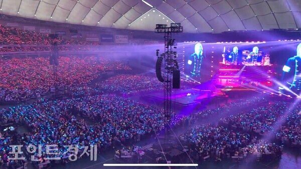 도쿄돔(東京ドーム)을 수놓은 팬들의 응원봉 물결ⓒ포인트경제 박진우