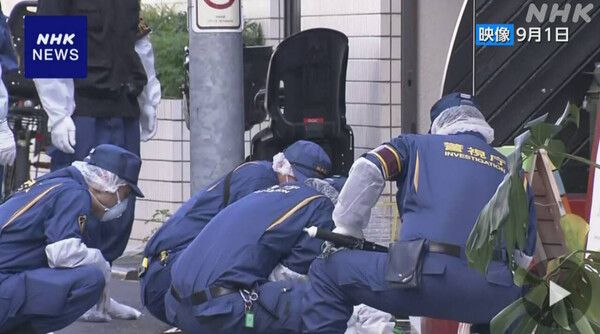 세타가야구 사건 현장에서 일본 경찰이 현장 감식을 실시하고 있다/NHK 보도분 갈무리(포인트경제)