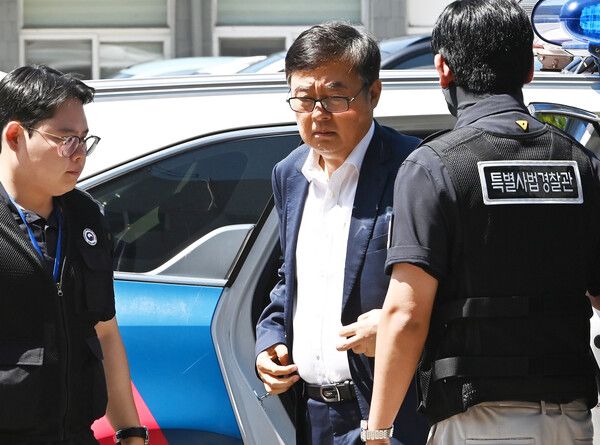 공장 화재로 23명의 사망자가 발생한 화성 리튬전지 제조업체 아리셀 박순관 대표가 지난해 8월 경기도 수원지방법원에서 열린 구속 전 피의자 심문(영장실질심사)을 마친 후 대기장소인 수원남부경찰서로 들어서고 있다. /사진=뉴시스