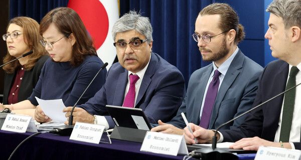 라훌 아난드( 왼쪽 세번째) IMF 한국 미션단장이 24일 오전 서울 종로구 정부서울청사에서 2025년 IMF 연례협의 결과 브리핑을 하고 있다. /사진=뉴시스