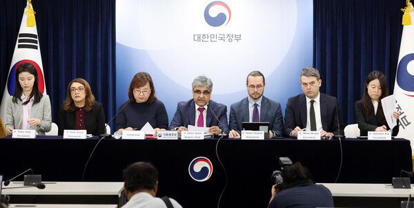 라훌 아난드( 왼쪽 네번째) IMF 한국 미션단장이 24일 오전 서울 종로구 정부서울청사에서 2025년 IMF 연례협의 결과 브리핑을 하고 있다. /사진=뉴시스
