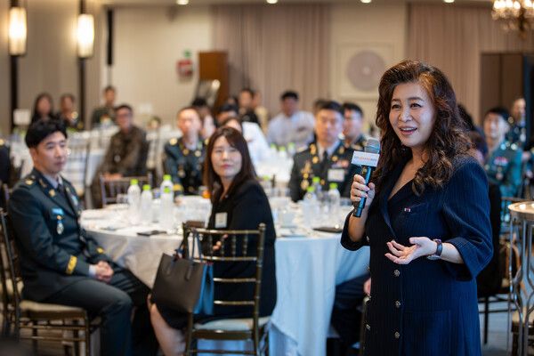 지난&nbsp;24일&nbsp;서울&nbsp;광진구&nbsp;그랜드&nbsp;워커힐&nbsp;서울에서&nbsp;개최한&nbsp;'군인가족의&nbsp;날&nbsp;힐링데이'&nbsp;행사에서&nbsp;국군모범용사상&nbsp;수상&nbsp;장병과&nbsp;가족들이&nbsp;정신건강의학&nbsp;전문의&nbsp;오은영&nbsp;박사의&nbsp;특별&nbsp;강연을&nbsp;듣고&nbsp;있다.
