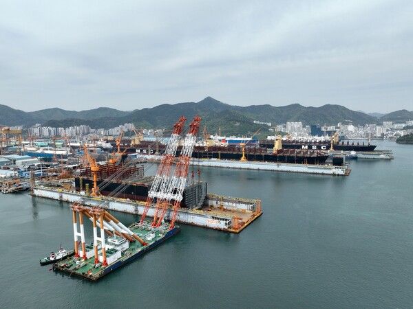 한화오션 부유식 도크에서 건조되고 있는 선박 전경 /한화오션 제공