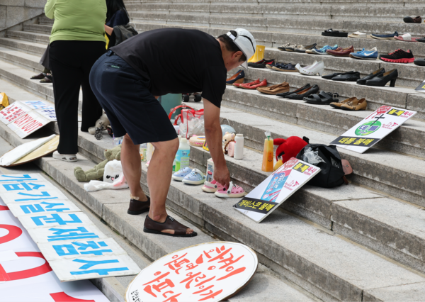 지난달 28일 오전 서울 종로구 광화문 세종문화회관 계단에서 환경보건시민센터, 가습기살균제 피해자와 유족 등이 태아, 영유아, 어린이 피해 추모위한 유품전시를 하고 있다. /사진=뉴시스
