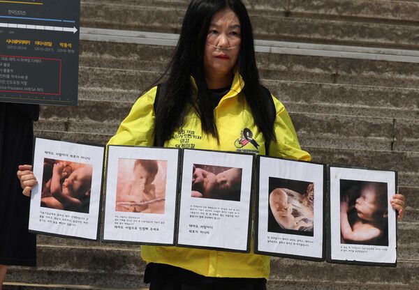 환경보건시민센터, 가습기살균제 피해자와 유족, 환경보건전국네트워크, 아시아모니터리소스센터, 아시아직업환경피해자권리네트워크, 서울환경운동연합 등 참석자들이 28일 오전 서울 종로구 광화문 세종문화회관 계단에서 이재명 정부 해결 촉구 및 태아, 영유아, 어린이 피해 추모위한 유품전시 기자회견을 하고 있다. /사진=뉴시스