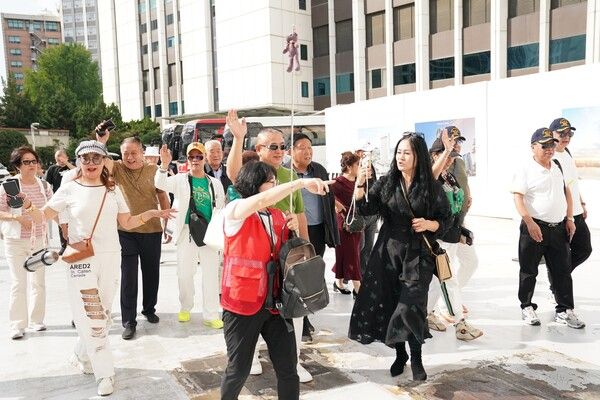 29일 오후 서울시 중구에 위치한 롯데면세점 명동본점에 중국 텐진에서 출발한 드림호 크루즈 단체가 방문한 모습.