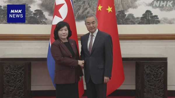 북한 최선희 외무상과 중국 왕이 외교부장이 베이징에서 회담에 앞서 악수하고 있다/NHK 보도분 갈무리(포인트경제)