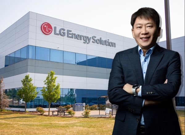 김동명 LG에너지솔루션 사장과 LG에너지솔루션 미시간 홀랜드 공장 전경 [사진=LG에너지솔루션] ⓒ포인트경제CG