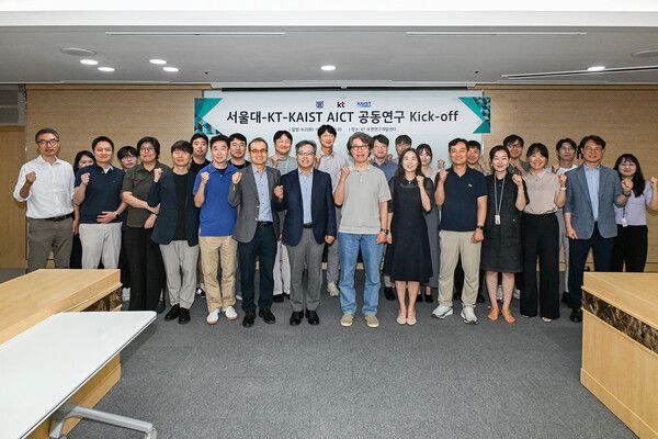 2일 서울 서초구 KT 우면연구센터에서 열린 워크숍에 참석한 관계자들이 기념촬영을 하는 모습&nbsp;