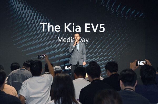 기아 국내사업본부장 정원정 부사장이 EV5 미디어 데이에서 환영사를 하고 있는 모습