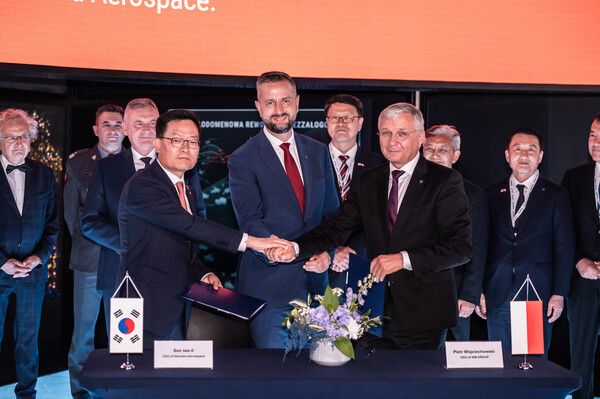 폴란드&nbsp;키엘체&nbsp;국제&nbsp;방위산업&nbsp;전시회(MSPO&nbsp;2025)에서&nbsp;열린&nbsp;천무&nbsp;유도탄&nbsp;생산을&nbsp;위한&nbsp;현지&nbsp;합작법인&nbsp;계약식에서&nbsp;손재일&nbsp;한화에어로스페이스&nbsp;대표(앞줄&nbsp;왼쪽),&nbsp;코시니악&nbsp;카미슈&nbsp;국방부&nbsp;장관&nbsp;겸&nbsp;부총리(앞줄&nbsp;가운데),&nbsp;피오트르&nbsp;보이첵&nbsp;WB그룹&nbsp;회장(앞줄&nbsp;오른쪽)&nbsp;등&nbsp;관계자들이&nbsp;기념촬영하고&nbsp;있다.