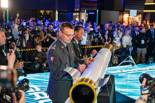 폴란드&nbsp;키엘체&nbsp;국제&nbsp;방위산업&nbsp;전시회(MSPO&nbsp;2025)에서&nbsp;열린&nbsp;천무&nbsp;유도탄&nbsp;생산을&nbsp;위한&nbsp;현지&nbsp;합작법인&nbsp;계약식에서&nbsp;한국과&nbsp;폴란드&nbsp;양국&nbsp;정부·군·업계&nbsp;관계자들은&nbsp;성공적인&nbsp;방산협력을&nbsp;축하하며&nbsp;천무&nbsp;모형탄에&nbsp;서명했다.