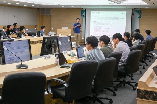 KT, 서울대-KAIST와 핵심 AI 기술 공동개발 본격화...KT와 연구원들이 연구 과제를 소개하고 토론하는 모습