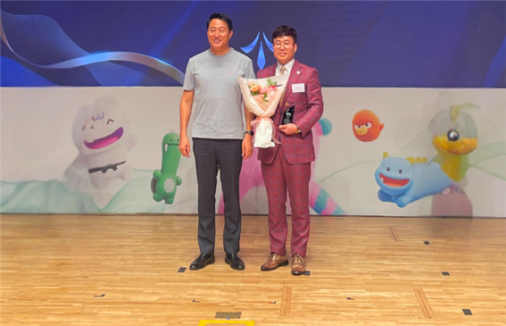 이금재 맘스커리어 대표가 ‘서울시 성평등상’ 최우수상을 수상했다. 오세훈 시장과 이금재 맘스커리어 대표(사진 우측)가 시상 후 기념촬영을 하고 있다.