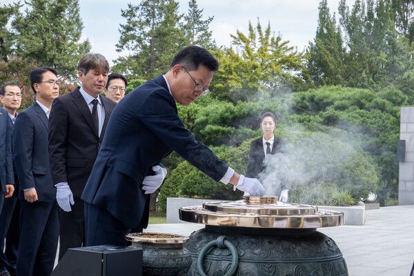 손재일&nbsp;한화에어로스페이스&nbsp;한화시스템&nbsp;대표가&nbsp;29일&nbsp;국립서울현충원에서&nbsp;호국영령을&nbsp;위해&nbsp;분향하고&nbsp;있다. /한화에어로스페이스 제공