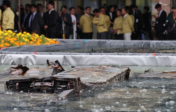 지난 28일 화재가 완진된 대전 유성구 국가정보자원관리원. 외부 침수조에 냉각작업 중인 리튬이온 배터리 위로 빗방울이 떨어지고 있다. /사진=뉴시스