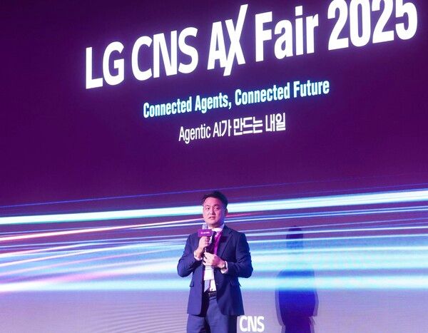 30일 여의도 콘래드호텔에서 열린 LG CNS 고객초청 행사 'AX페어 2025'에서 LG CNS AI클라우드사업부장 김태훈 전무가 환영사를 하고 있는 모습 /LG CNS 제공
