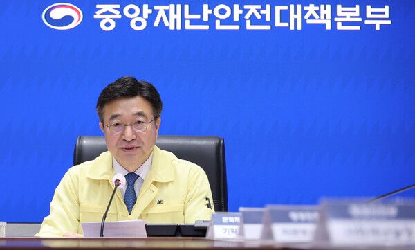 윤호중 중앙재난안전대책본부장(행정안전부 장관)이 30일 오전 서울 종로구 정부서울청사 상황센터에서 열린 국가정보자원관리원(국정자원) 행정정보시스템 화재 관련 중앙재난안전대책본부(중대본) 6차 회의에 참석해 발언하고 있다. /사진=뉴시스