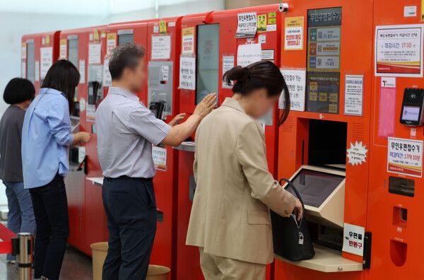 국가정보자원관리원 화재로 닷새째 정부 행정전산망에 마비된 가운데 복구 작업이 이뤄지고 있는 30일 서울 서초구 서울법원청사 우체국에서 시민들이 복구된 무인우편접수기를 이용하고 있다. /사진=뉴시스