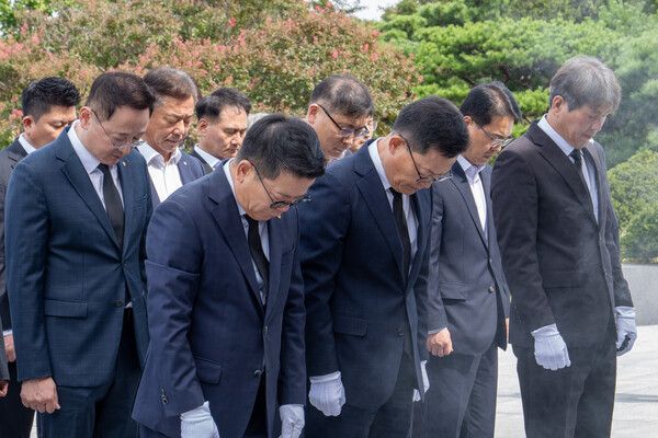 손재일&nbsp;한화에어로스페이스&nbsp;한화시스템&nbsp;대표(좌측&nbsp;두번째)와&nbsp;어성철&nbsp;한화오션&nbsp;특수선사업부장(좌측&nbsp;첫번째)이&nbsp;임직원들과&nbsp;함께&nbsp;29일&nbsp;국립서울현충원에서&nbsp;참배하고&nbsp;있다. /한화에어로스페이스 제공