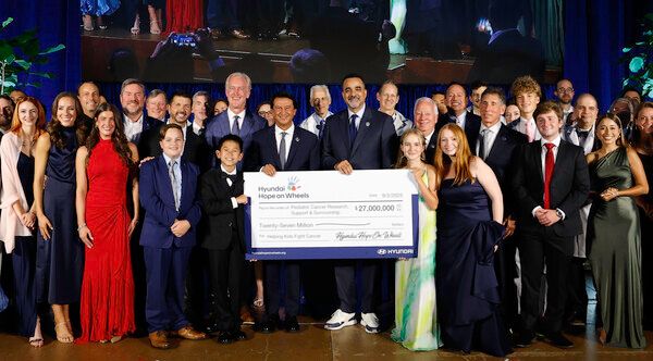 현대&nbsp;호프&nbsp;온&nbsp;휠스&nbsp;27주년&nbsp;기념행사에서&nbsp;어린이&nbsp;홍보대사와&nbsp;관계자들이&nbsp;단체&nbsp;기념촬영을&nbsp;하고&nbsp;있다.&nbsp;가운데를&nbsp;중심으로&nbsp;호세&nbsp;무뇨스&nbsp;현대차&nbsp;대표이사&nbsp;사장,&nbsp;오른쪽은&nbsp;랜디&nbsp;파커&nbsp;현대차&nbsp;북미권역본부장,&nbsp;왼쪽은&nbsp;케빈&nbsp;라일리&nbsp;현대&nbsp;호프&nbsp;온&nbsp;휠스&nbsp;부의장. /현대자동차 제공