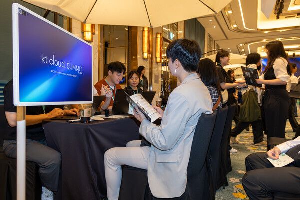 잡페어 현장에서 에이블스쿨&nbsp;7기 교육생들이 취업 정보를 얻고 있는 모습 /KT 제공