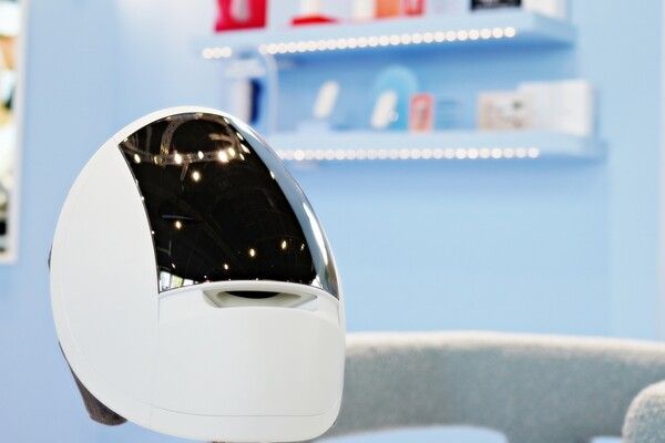 아모레퍼시픽의 AI 뷰티 디바이스 전문 브랜드 메이크온이 5일 독일 베를린 메세 베를린에서 개막한 IFA 2025 현장에서 마이크로 LED 마스크 디바이스 ‘온페이스(ONFACE)’를 최초 공개했다.&nbsp;